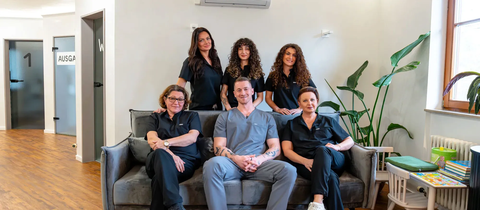 Das Team der Zahnarztpraxis Azensis in den Praxisräumen